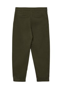 Pantaloni in cotone verde con una vestibilità rilassata, gamba affusolata e risvolti. Due tasche posteriori con dettagli cuciti.