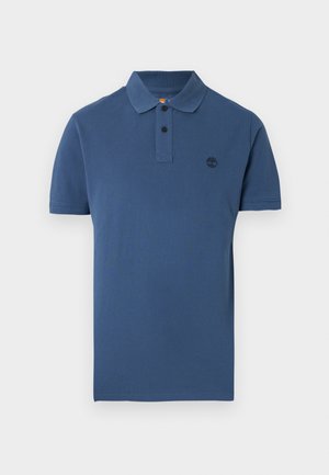 Polo azul de manga corta con dos botones negros y un pequeño logo oscuro en el pecho izquierdo, presentado sobre un fondo blanco.