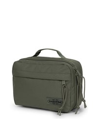 Bolsa de aseo rectangular de tela verde aceituna con compartimentos delanteros y principales con cremallera y un asa de transporte en la parte superior.