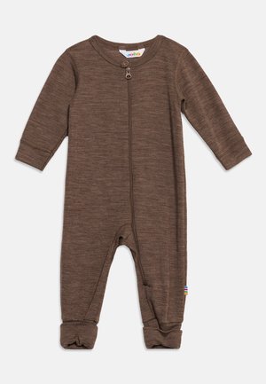 Brun baby heldragt med lange ærmer, frontlynlås og trykknap ved kraven, foldede fødder og lille flerfarvet mærke på siden.