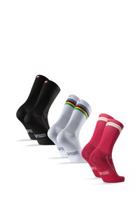 Tres pares de calcetines: dos negros, uno blanco con rayas coloridas y uno rosa con acentos blancos. Están hechos de un tejido con una textura suave.