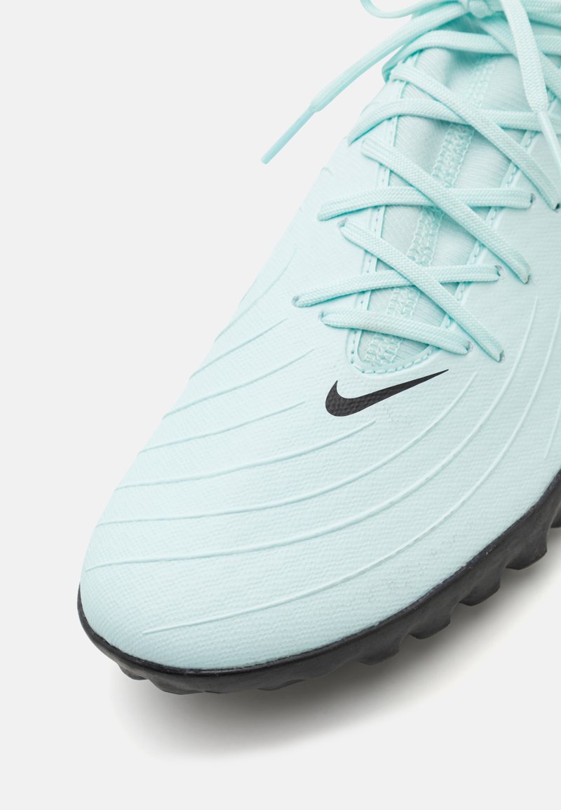 Scarpe da calcio Nike di colore blu chiaro con tomaia testurizzata, righe orizzontali, chiusura con lacci e logo swoosh nero. Suola in gomma nera per una migliore aderenza.