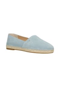 Světle modré semišové espadrilky s jutu korkovou podrážkou, kulatou špičkou a minimálním detaily šití. Na boku se nachází malý logo akcent.