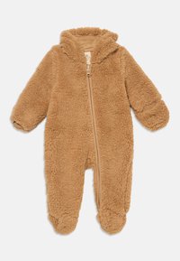 Monito de bebé marrón fluffy con capucha, cremallera frontal, mangas largas y pies cerrados, diseñado para calidez y comodidad.