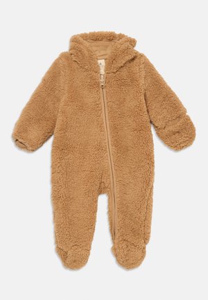 Brun fuzzy spedbarnsheldrakt med hette, frontglidelås, lange ermer og lukkede føtter, designet for varme og komfort.