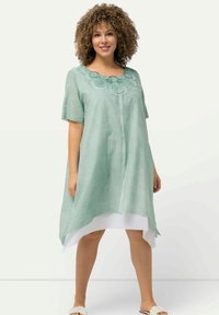 Ulla Popken LAYERED NECK SHORT SLEEVE  - Denní šaty - turquoise green