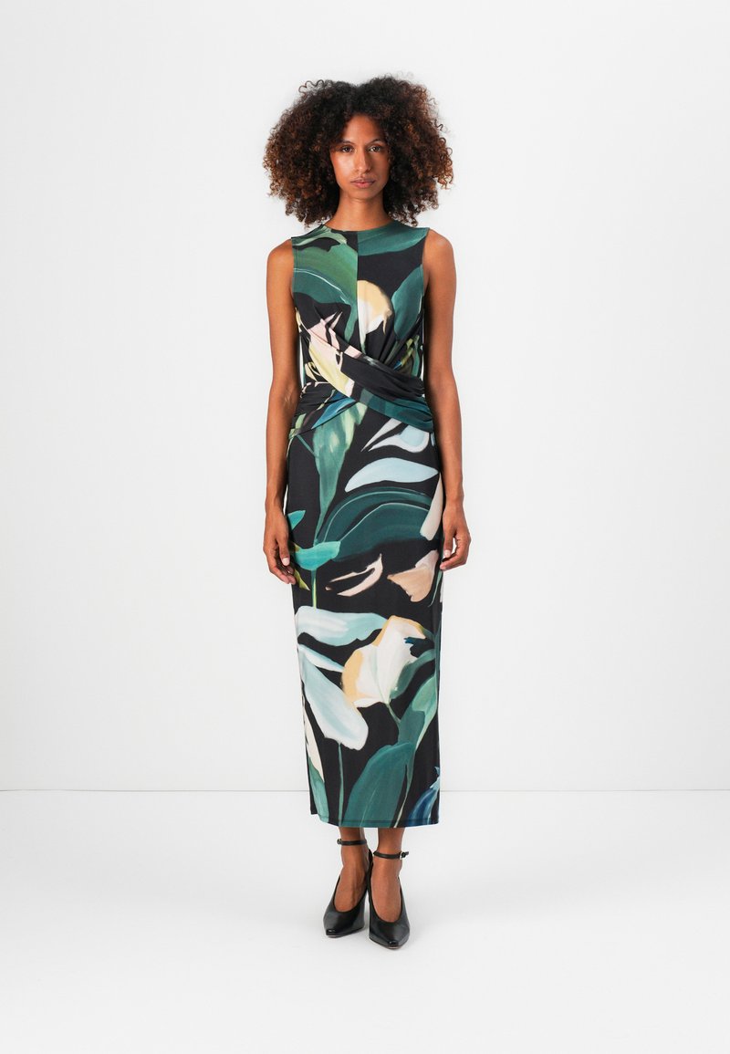 Blumen-Midi-Kleid mit ärmellosem Design in Dunkelgrün, das mit großen weißen und rosa Blumenmustern verziert ist. Glatter Stoff, akzentuiert mit einem gedrehten Taillendetail.