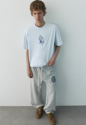 PULL&BEAR BOXY GRAPHIC - T-SHIRT - Nyomott mintás póló - light blue