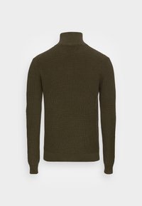 Un pull col roulé côtelé de couleur vert olive foncé, montré de l'arrière avec des manches longues et des poignets ajustés.