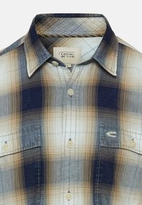 Karierter Hemd mit Knöpfen in Blau-, Beige- und Weißtönen, mit weicher Textur, spitzem Kragen und sichtbarem Markenetikett im Kragen.