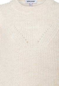 Cremefarbenes Sweatshirt aus weichem Strickmaterial, mit einem gerippten, runden Ausschnitt und einem dezenten V-förmigen Lochmuster in der Nähe der Brust.