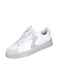 Zapatillas blancas con parte superior de cuero suave, puntera de ante y acentos plateados metálicos. Presenta un diseño de cordones y suela de goma texturizada.
