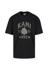 Svart kortärmad bomullströja med djärv grå grafisk text som läser "KANI," "1989," och "NYC" tillsammans med design av en spade och stjärnor.