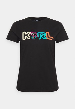 Zwart T-shirt met kleurrijke "KARL" tekst over de borst, met een klein cartoonfiguurtje met zonnebril geïntegreerd in het ontwerp.