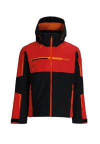 Giacca da sci rossa e nera con cappuccio. Presenta dettagli arancioni, una zip frontale e numerose tasche con bordi di colore contrastante. Materiale impermeabile.