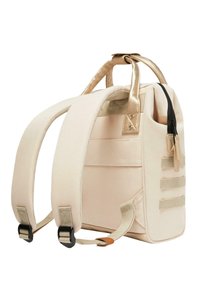Beige Rucksack mit goldenen Akzenten. Robuster Stoff, rechteckige Form, gepolsterte Riemen und mehrere Außentaschen zur Aufbewahrung. Schwarzes Reißverschlussdetail.