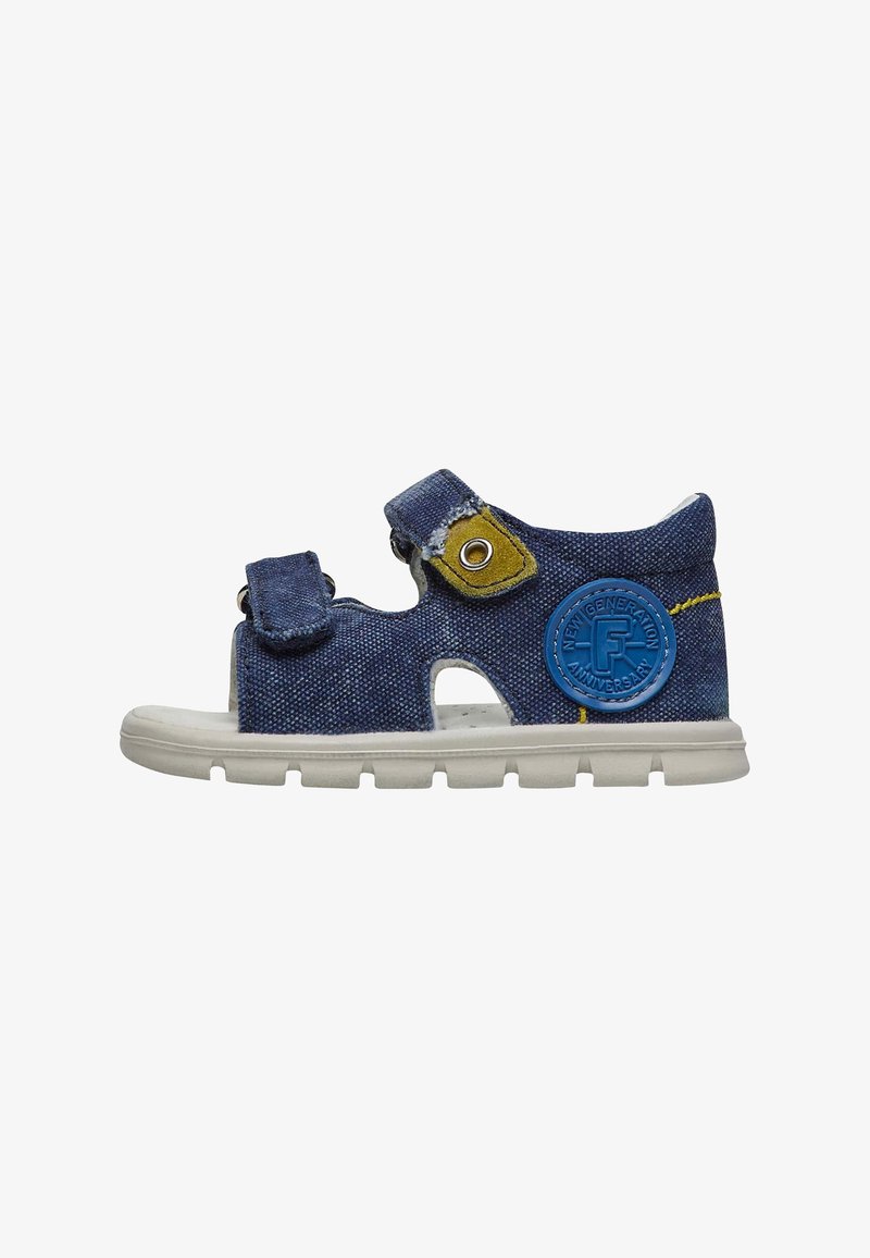 Sandalo in denim blu navy con due cinture regolabili in velcro, suola in gomma bianca, dettaglio giallo e toppa rotonda con logo blu sul lato.