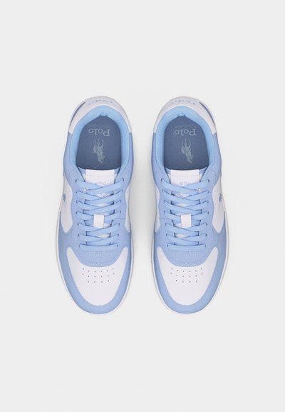 Par belih in svetlo modrih superg Polo Ralph Lauren z vezalkami, perforiranimi prednjimi deli in logotipom na notranji strani.