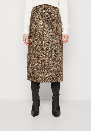 Gonna midi con stampa leopardata in beige e nero, caratterizzata da una texture liscia e una vita aderente, abbinata a stivali neri al ginocchio.