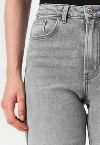 ONLY ONLJULIETTE STRAIGHT LEG BOX - Ravne kavbojke - medium grey denim