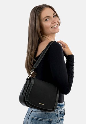 Sac à bandoulière noir en cuir lisse, avec des coutures contrastées, forme arrondie et une bandoulière amovible avec des accents en métal argenté.