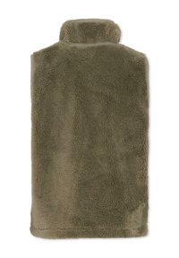 Gilet in pile verde oliva, con colletto alto e tessuto morbido e testurizzato. Nessun sistema di chiusura o tasche visibili. Forma rettangolare.