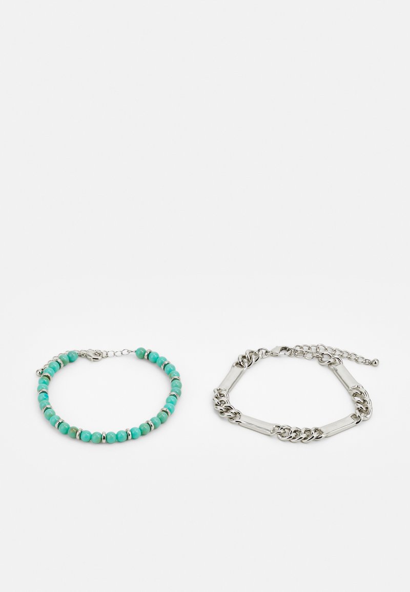 Du cukai: vienas su turkio spalvos karoliukais ir sidabro akcentais, kitas sidabro grandinėlė su stačiakampiais metaliniais akcentais.