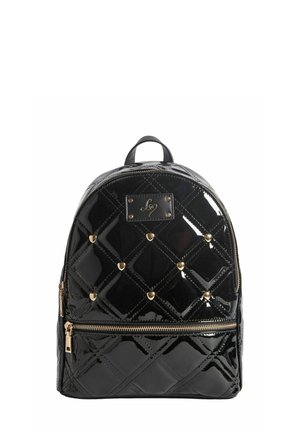 Schwarzer glänzender gesteppt rucksack mit goldenen herz-nieten, oberem griff, vordertasche mit reißverschluss und goldener logo-plakette vor weißem hintergrund.