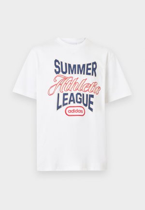 Άσπρο βαμβακερό t-shirt με στρογγυλή λαιμόκοψη, κοντά μανίκια και γραφικό τύπωμα που αναγράφει "SUMMER ATHLETIC LEAGUE" σε ναυτικό μπλε και κόκκινο.