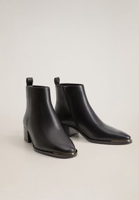 Zwarte leren enkellaarsjes met een spitse neus, blokhak van gemiddelde hoogte, rits aan de zijkant en metallic detailing op de neuskap.