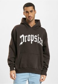 Brun hoodie lavet af blødt stof, med en stor hvid grafisk tekst "Dropsize," en frontlomme og en træk-snor hætte.