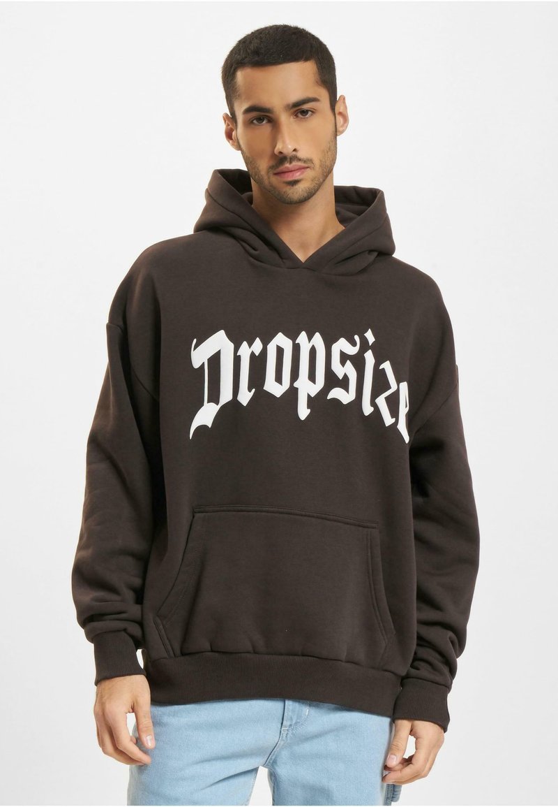 Brauner Kapuzenpullover aus weichem Material, mit großem weißen Grafiktext "Dropsize", einer Vorderentasche und einer Kordelzugkapuze.