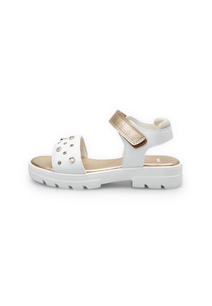 Sandalo bianco con dettagli in tonalità oro, una fascia larga con borchie decorative e una chiusura regolabile in Velcro su suola in gomma bianca.