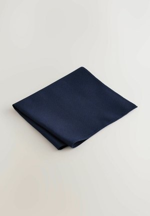 Dunkelblaues, strukturiertes Gewebe, ordentlich gefaltet, mit einem subtilen Muster. Das Material wirkt glatt, mit einem feinen Gewebedesign und geraden Kanten.