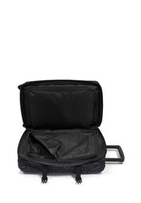 Maletín negro con un diseño abierto, que presenta una textura suave, un bolsillo interno con cremallera y correas dobles para un empaquetado seguro.