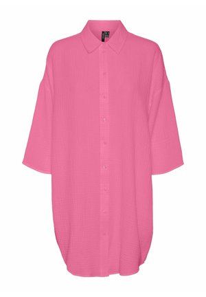 Chemise ample rose à manches courtes avec col et boutons, confectionnée en tissu léger texturé.