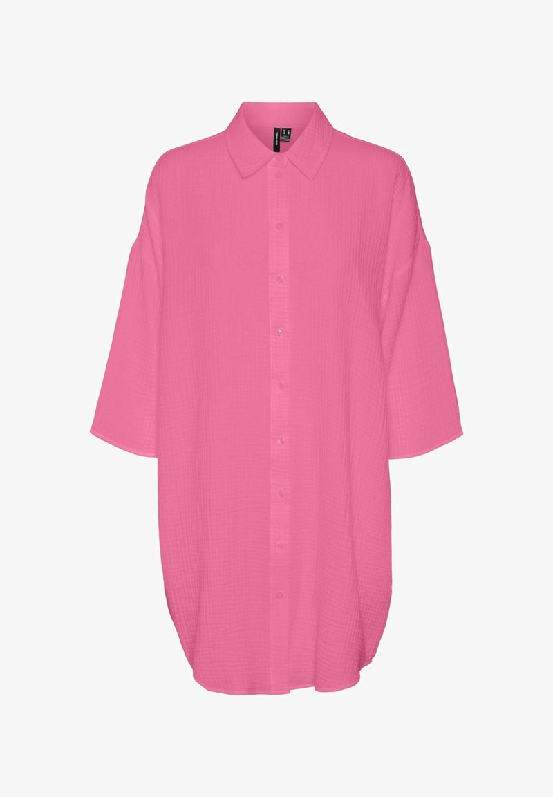 Chemise ample rose à manches courtes avec col et boutons, confectionnée en tissu léger texturé.