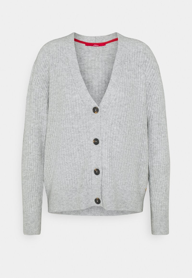 Cardigan en maille côtelée gris clair, manches longues, col en V et quatre boutons foncés sur le devant, présenté sur fond blanc.