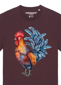 Bordeauxrood T-shirt met een kleurrijke afbeelding van een haan, met gedetailleerde veren en een levendig staartontwerp in tinten blauw en groen.