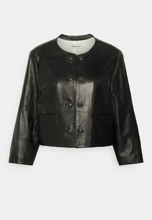 Veste en cuir noir courte avec un col rond, fermeture à double boutonnage, et deux poches avant. Texture lisse, design minimaliste.