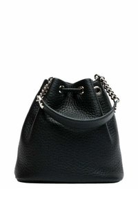 Borsa a secchiello in pelle nera con superficie texturizzata, apertura superiore raccolta e dettaglio a catena sulla tracolla. Forma compatta e non strutturata.