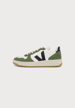 Low-top sneaker met wit leer en groene suède panelen, zwart "V"-logo aan de zijkant, witte veters en een rubberen zool op een witte achtergrond.