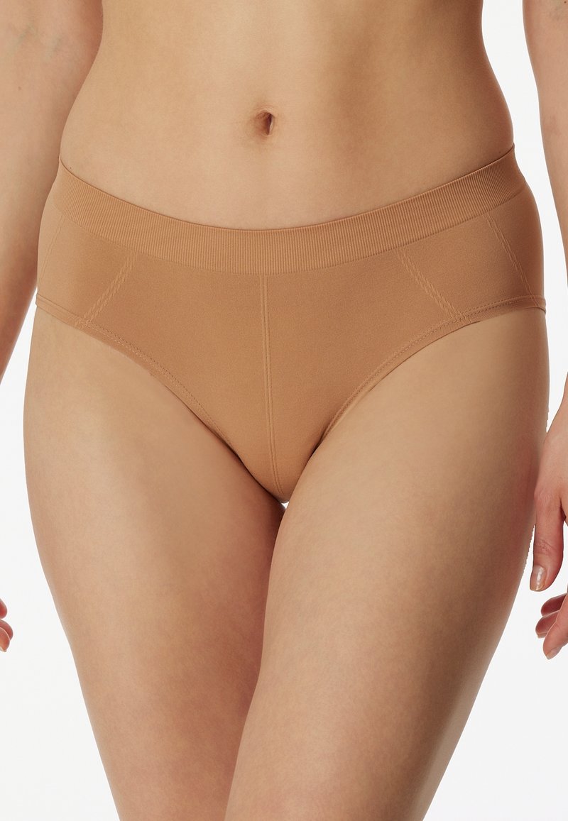 Beige, rekbare damesonderbroek met een brede elastische tailleband, een gladde textuur en subtiele stikdetails aan de zijkanten.