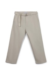 Pantaloni in cotone beige con design a gamba dritta, vita con cintura e punta, e due tasche laterali. Texture liscia, dettagli minimi.