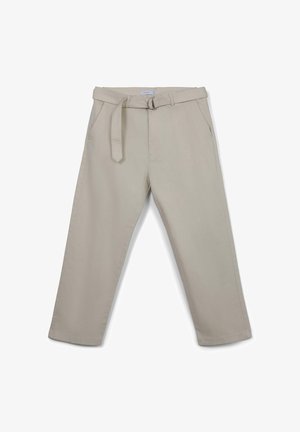 Pantalons en coton beige à jambe droite, avec une taille ceinturée dotée d'une extrémité pointue et deux poches latérales. Texture lisse, détails minimalistes.