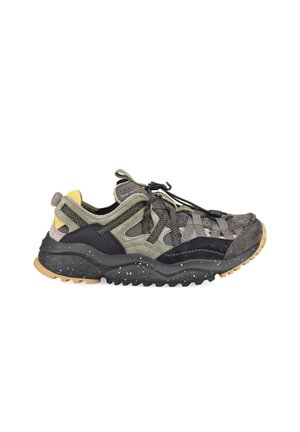 Sportlicher Sandalen-Stil Schuh in Grau, Schwarz und Olivgrün mit gelber Ferse, mit dicker Sohle und verstellbarem Schnürverschluss.