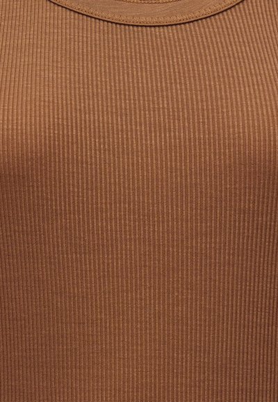 Κοντινή λήψη καφέ ριμπ πλεκτού υφάσματος με ορατή κάθετη υφή και ραφή στρογγυλής λαιμόκοψης.