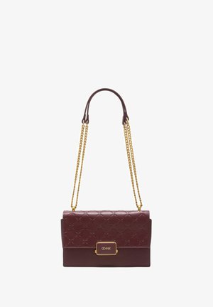Burgundowa skórzana torebka z pikowanym wykończeniem, złotą łańcuszkową rączką na ramię oraz teksturowaną dolną częścią. Posiada złote zapięcie na klamrę.