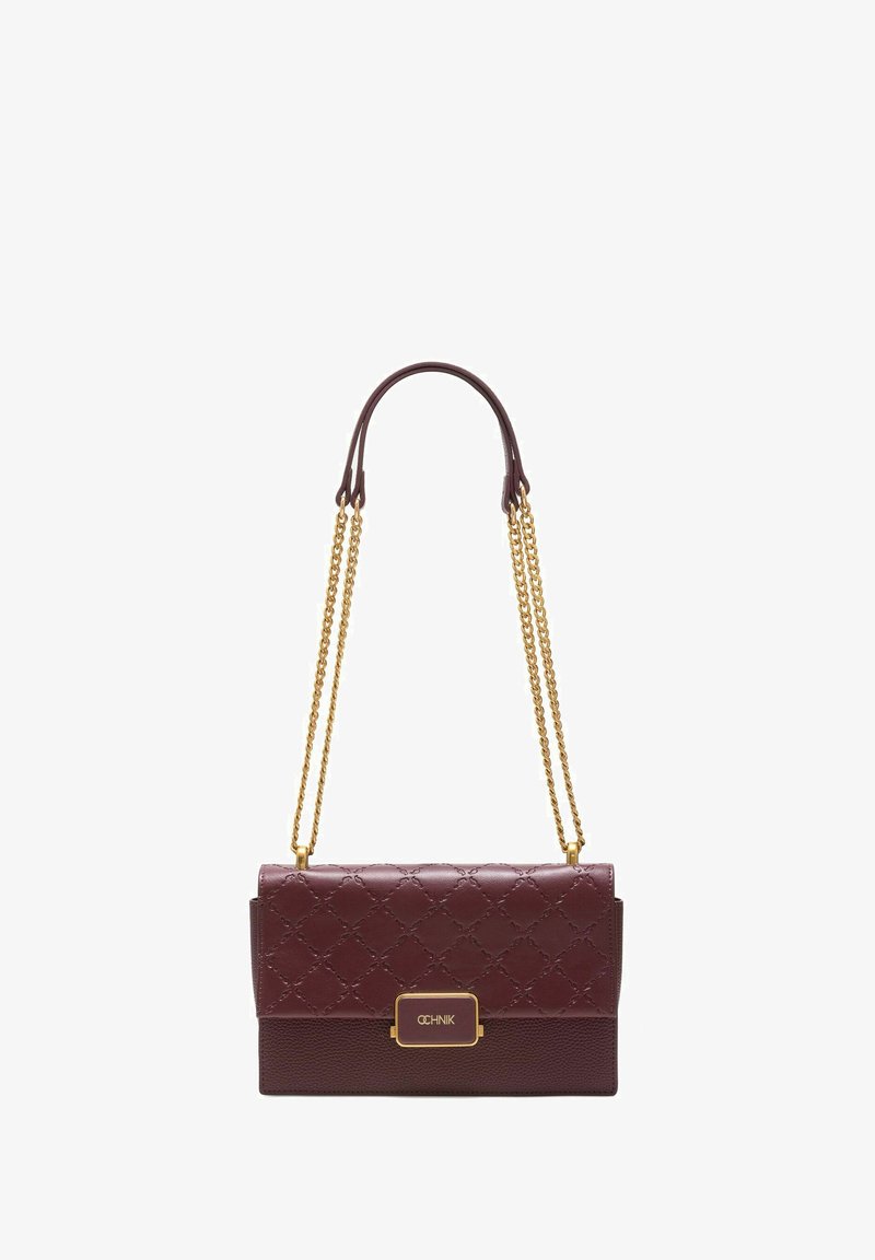 Burgundowa skórzana torebka z pikowanym wykończeniem, złotą łańcuszkową rączką na ramię oraz teksturowaną dolną częścią. Posiada złote zapięcie na klamrę.