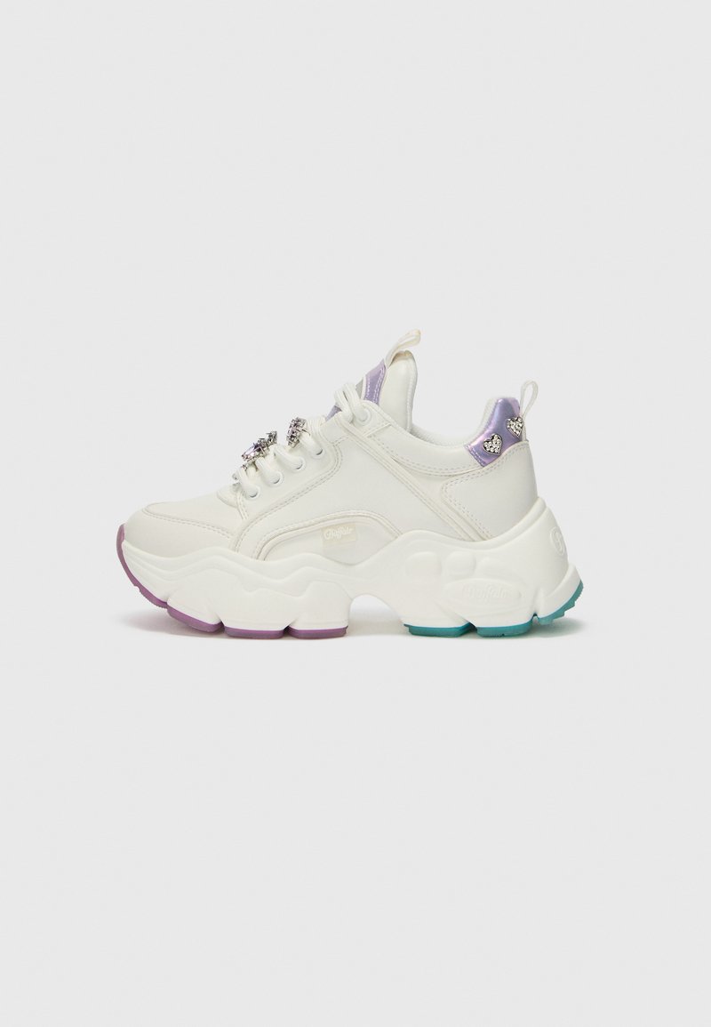 Witte chunky sneaker met paarse en teal accenten, glad synthetisch bovenwerk, meerkleurige outsole, decoratieve veters en hartvormige details.